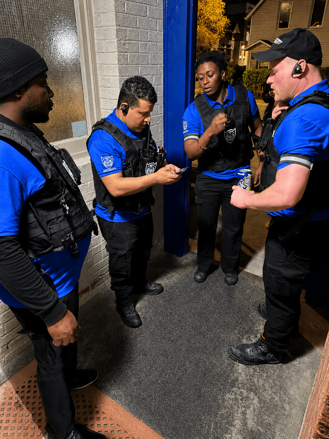 Vision Sécurité intervention team in Montreal practising verbal de-escalation at a controlled distance